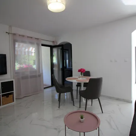 Apartment Komfortables Mit Privater Terrasse, Spielplatz, Grill, Liegen, Waschmaschine Porec