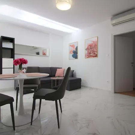 Apartment Komfortables Mit Privater Terrasse, Spielplatz, Grill, Liegen, Waschmaschine Porec