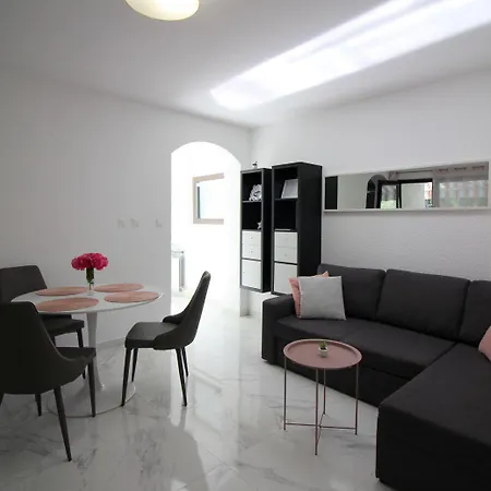 Komfortables Mit Privater Terrasse, Spielplatz, Grill, Liegen, Waschmaschine Porec