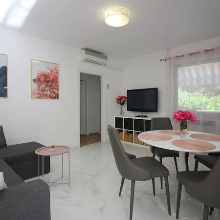 Apartment Komfortables Mit Privater Terrasse, Spielplatz, Grill, Liegen, Waschmaschine Porec