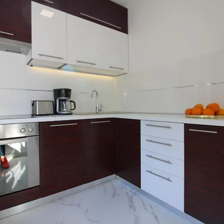 Komfortables Mit Privater Terrasse, Spielplatz, Grill, Liegen, Waschmaschine * Porec