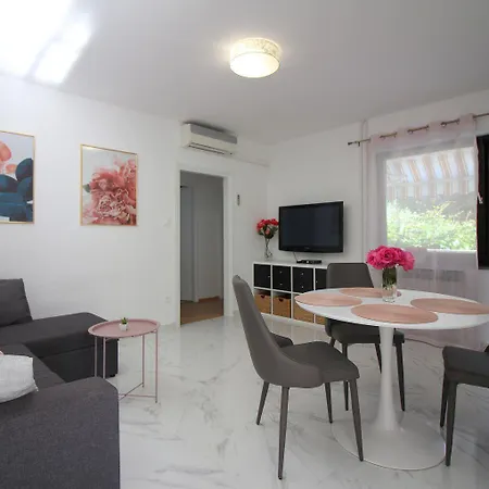 Komfortables Mit Privater Terrasse, Spielplatz, Grill, Liegen, Waschmaschine Appartement