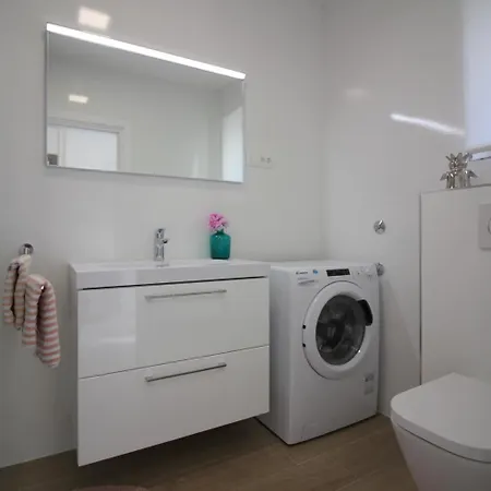 Komfortables Mit Privater Terrasse, Spielplatz, Grill, Liegen, Waschmaschine Appartement Poreč